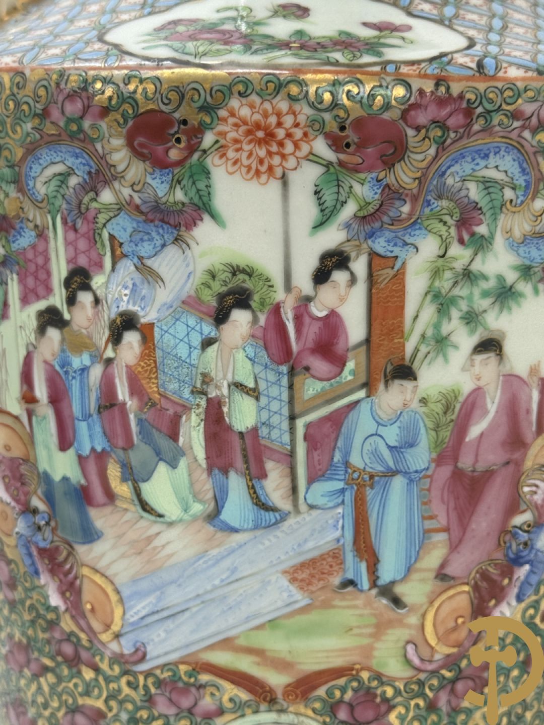 Paar Chinese porseleinen famille rose Kanton vazen met geanimeerd decor en zijdelings met fo honden