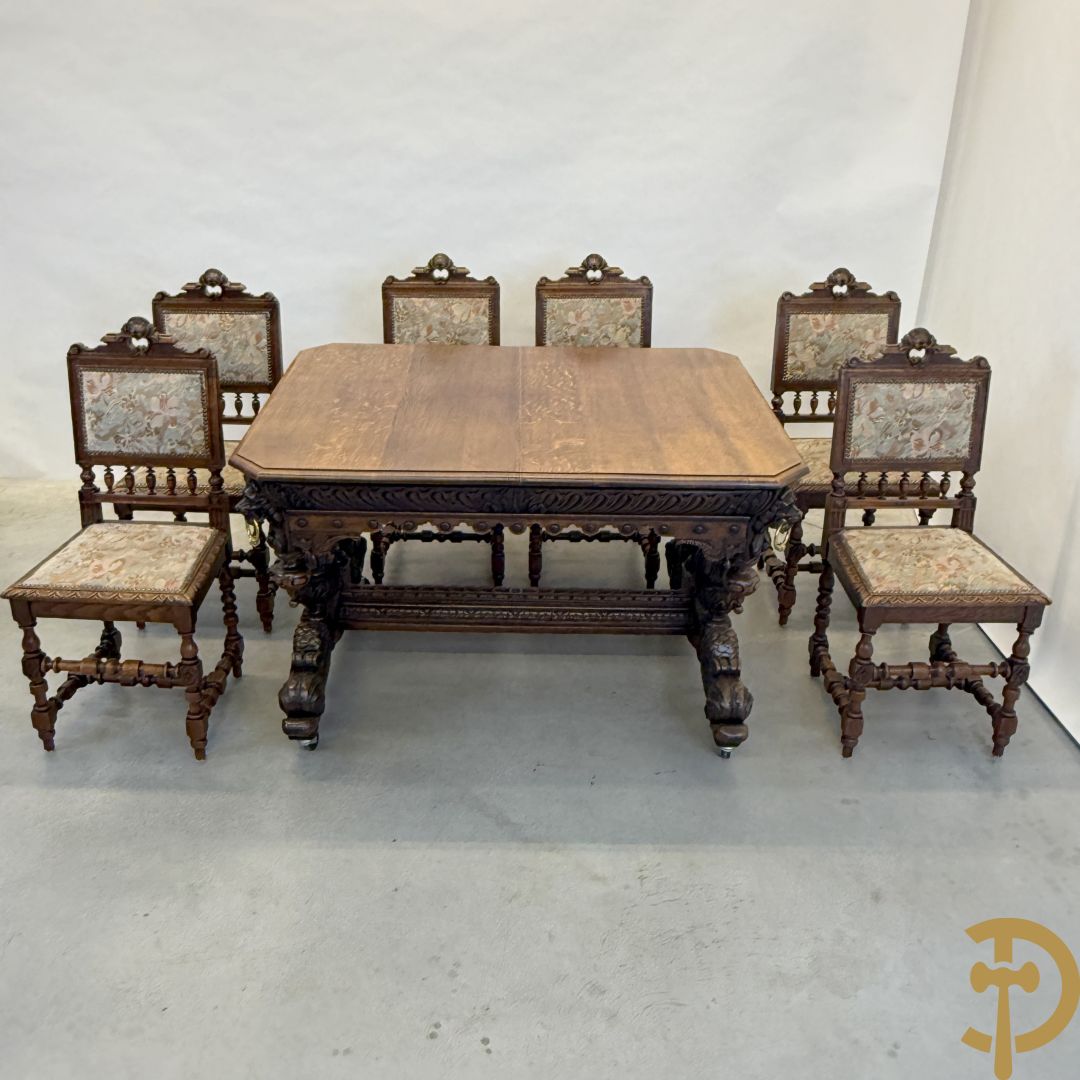 Massief eiken dolfijnetafel met knorrenlijst en leeuwenkoppen, Neo Renaissence stijl + 6 eiken stoelen met sculptuur