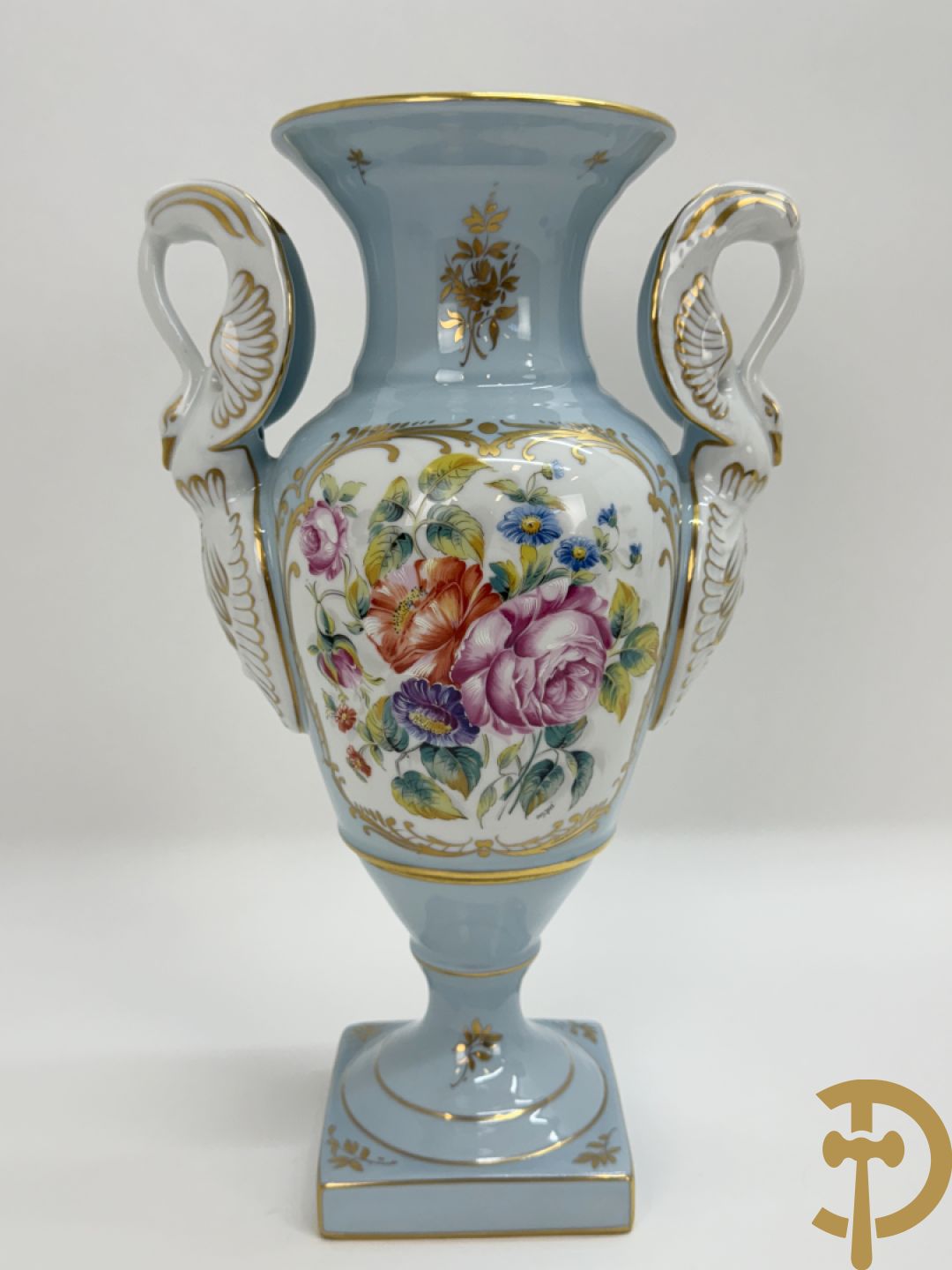 Mooi lot Limoges porselein bestaande uit grote en kleine Medici vaas met bloemendecor, 3 cache pots, bord, 2 coupes, Tas en schoteltje (9 stuks in totaal)