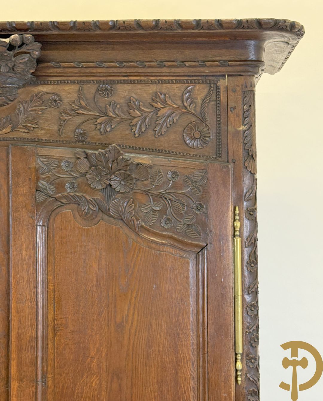 Massief eiken bruidskast met bloemensculptuur opzij, accanthusranken en bekroond met bloemenkorf