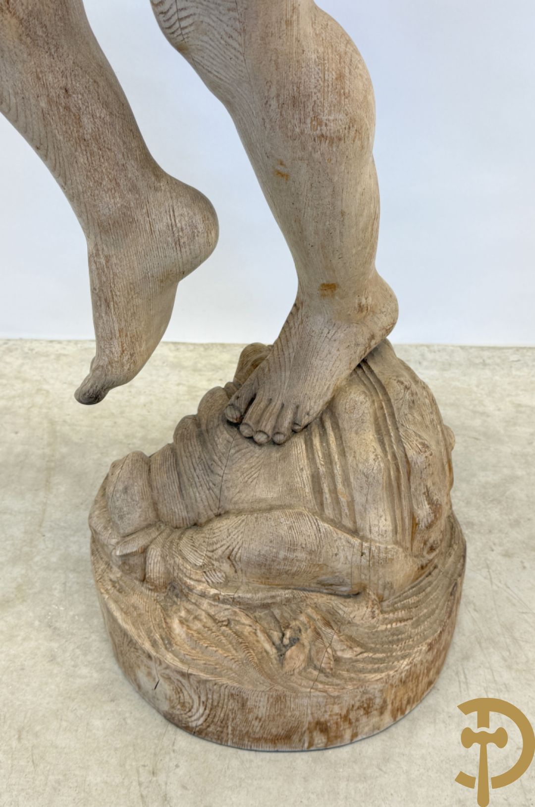 Houtgesculpteerde fluitspelende cupido staande op schelp
