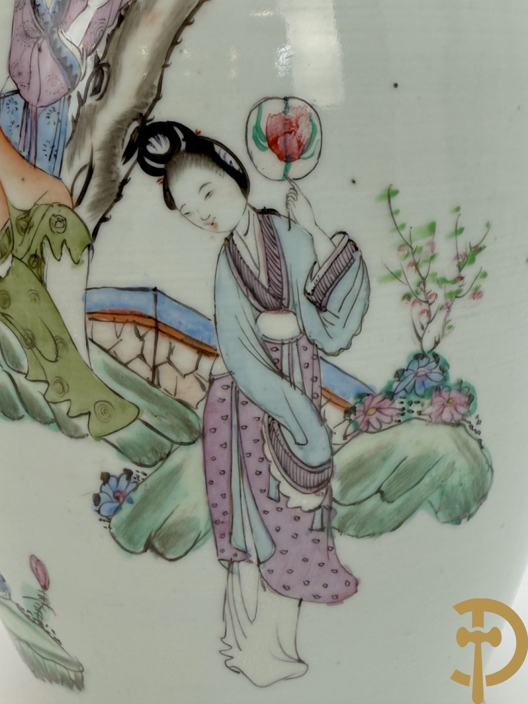 Chinese porseleinen vaas met decor van dames in landschap