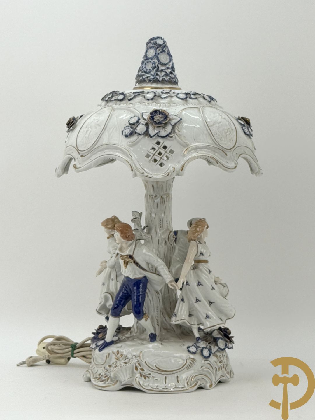 Porseleinen lampadaire met 4 dansende figuren, bovenaan met bloemenknop bezet