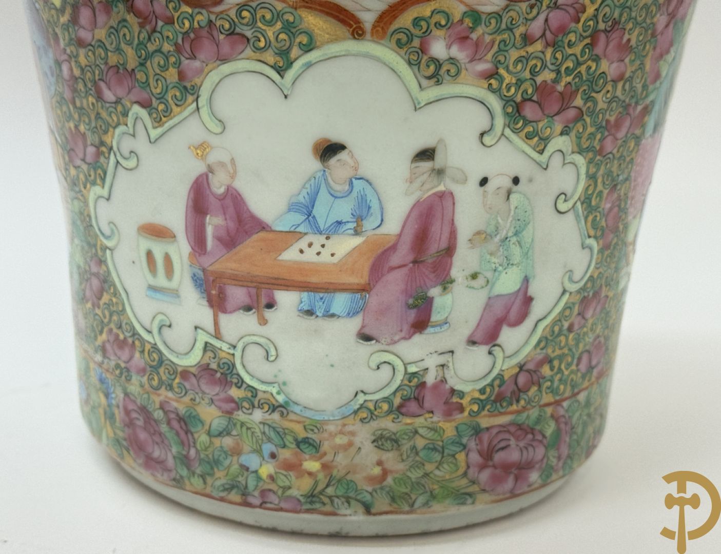 Paar Chinese porseleinen famille rose Kanton vazen met geanimeerd decor en zijdelings met fo honden
