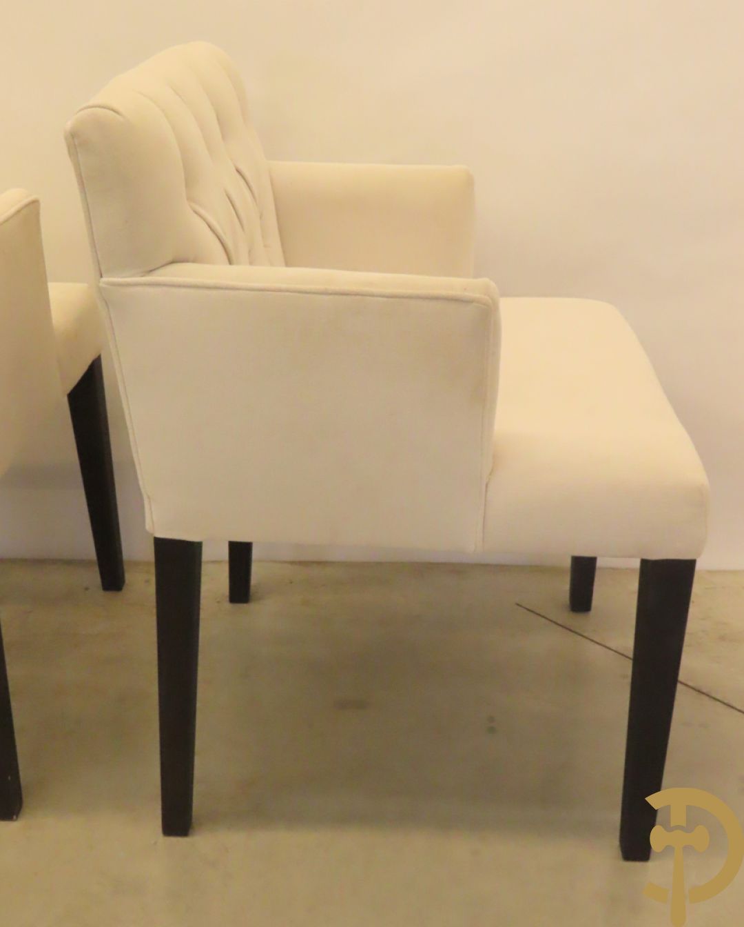 Wit geceruseerde rechthoekige tafel op ballusterpoten + 6 wit gecapitoneerde armstoelen