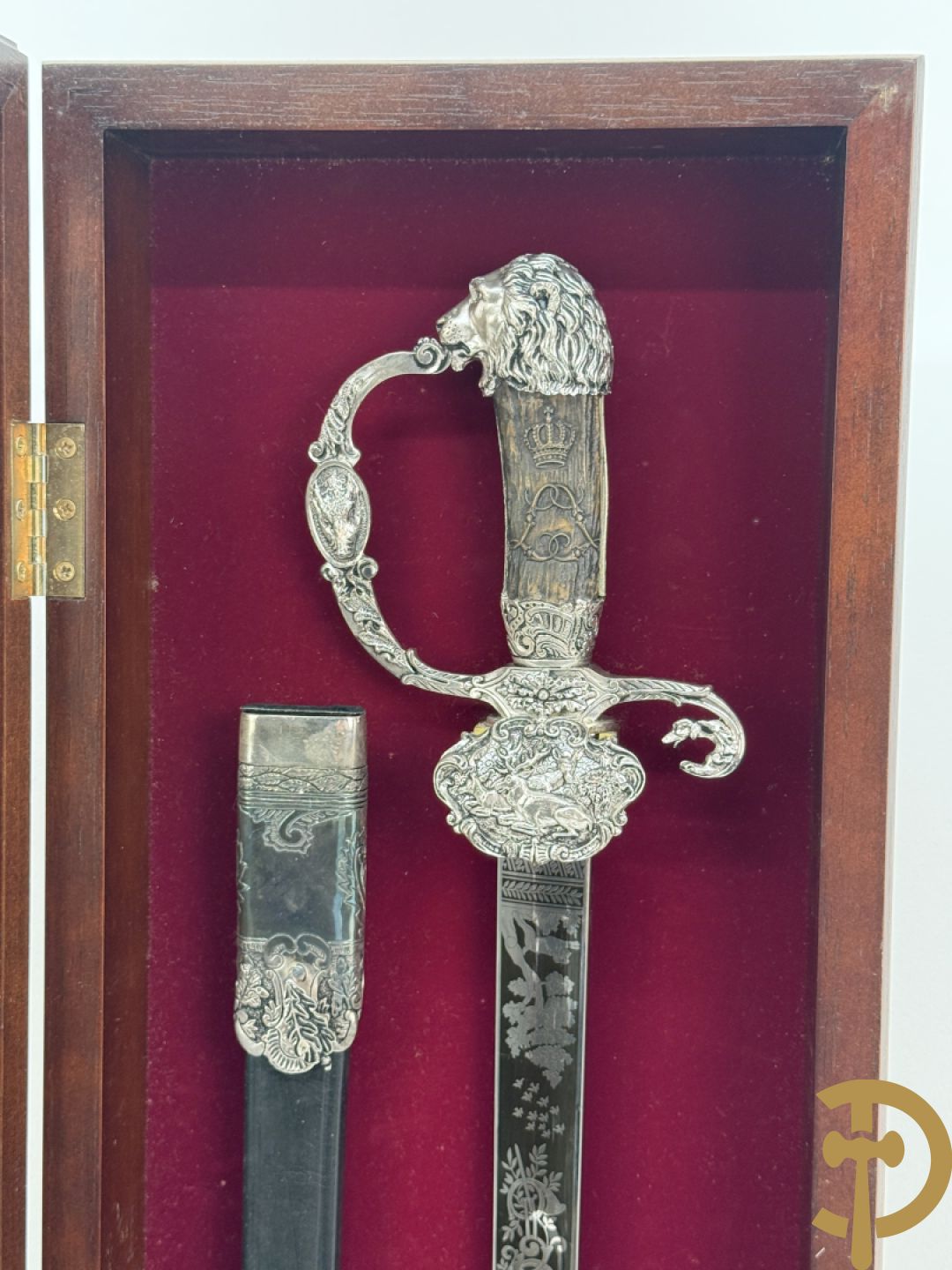 Der Hirschfänger, replica zwaard uitgegeven door Deutches Jagd und Fischereimuseum in een wandvitrine voorgesteld