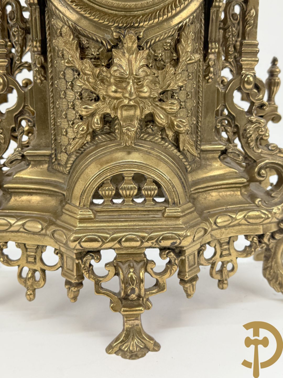 Driedelige vuurvergulde bronzen garnituur, Neo Renaissance stijl