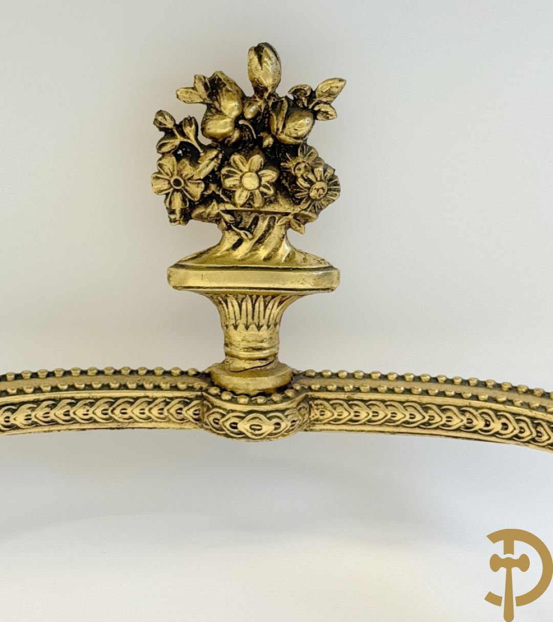 Vergulde console met Louis XVI motieven en amfoor  + vergulde spiegel met Louis XVI motieven