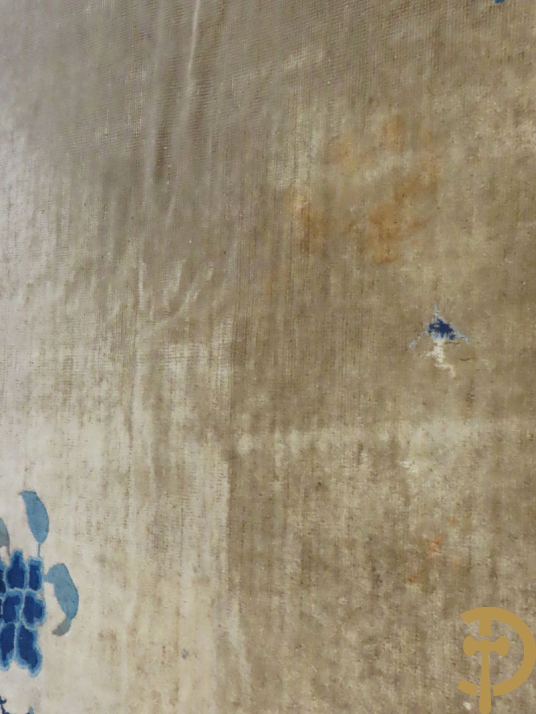 Antiek Aziatisch handgeknoopt tapijt met bloemen- en vazendecor