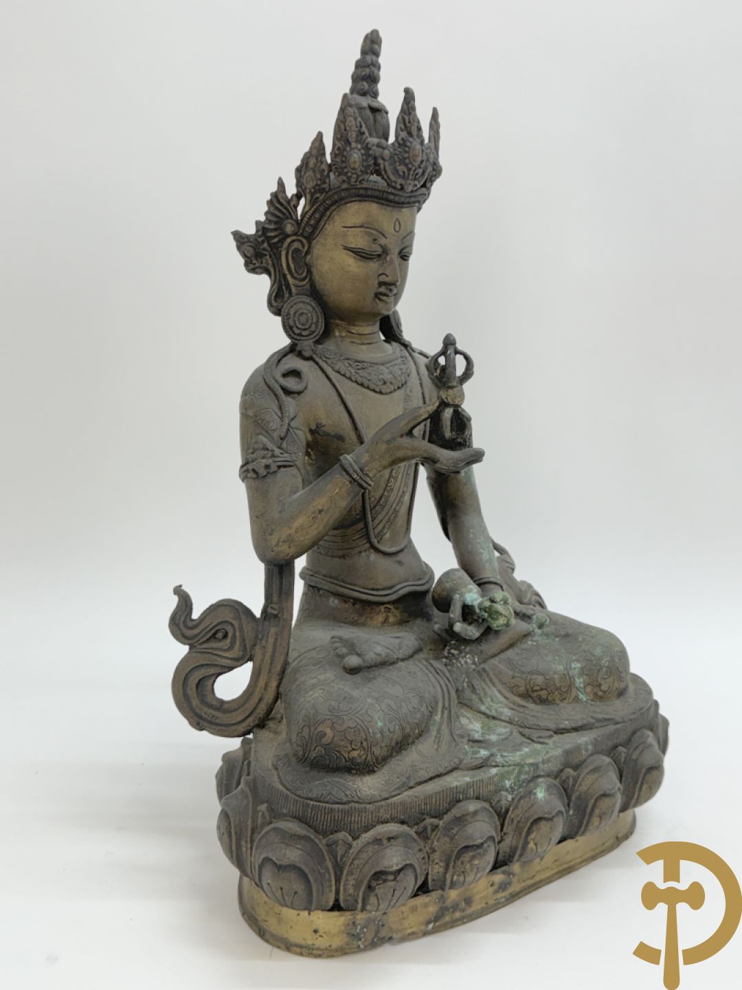 Bronzen neergezeten Boedha