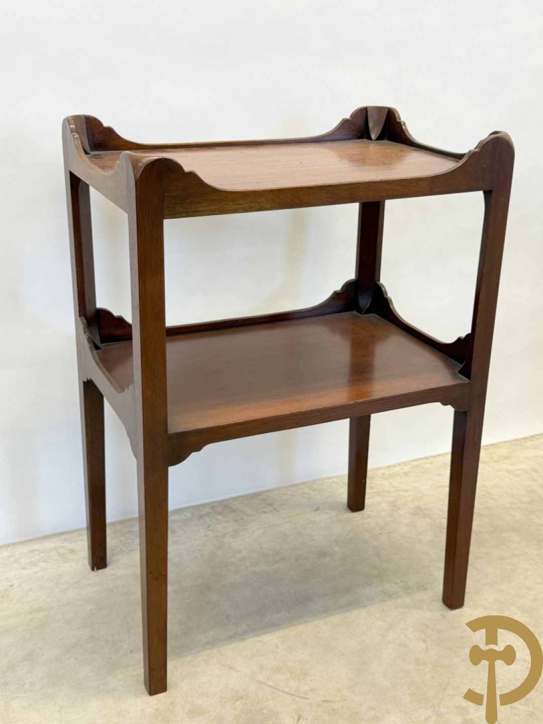 Paar Engelse notelaren bijzettafels + notelaren cakestand + notelaren salontafel met leder bekleed