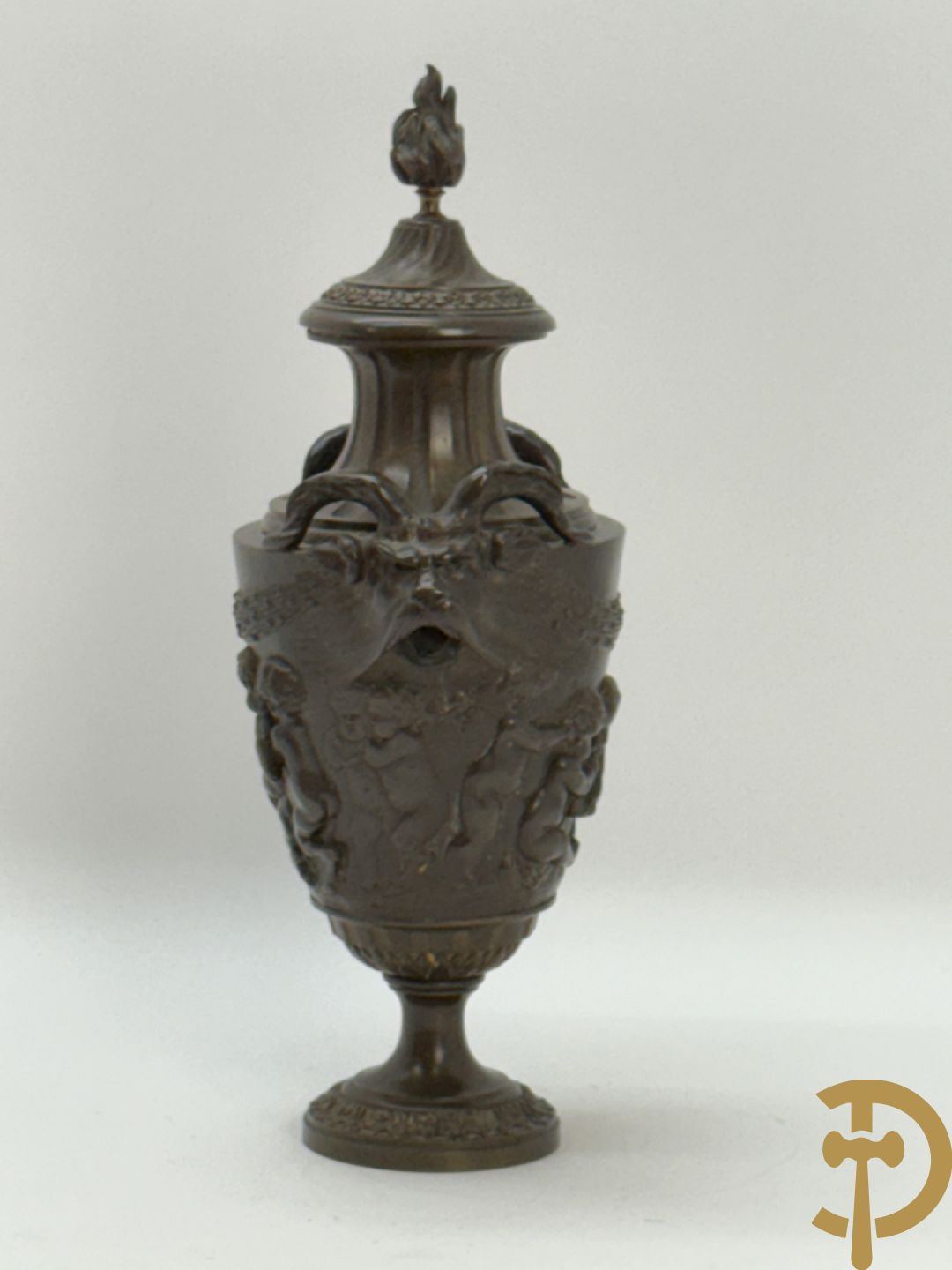Bronzen cassolette met basrelief van cupido