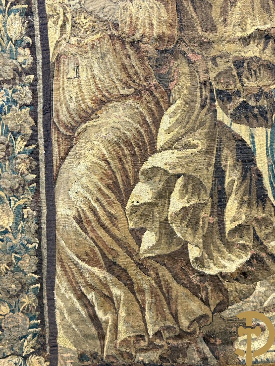 Fragment van wandtapijt met geanimeerde mythologische scène, omgeven door florale omranding, 18e