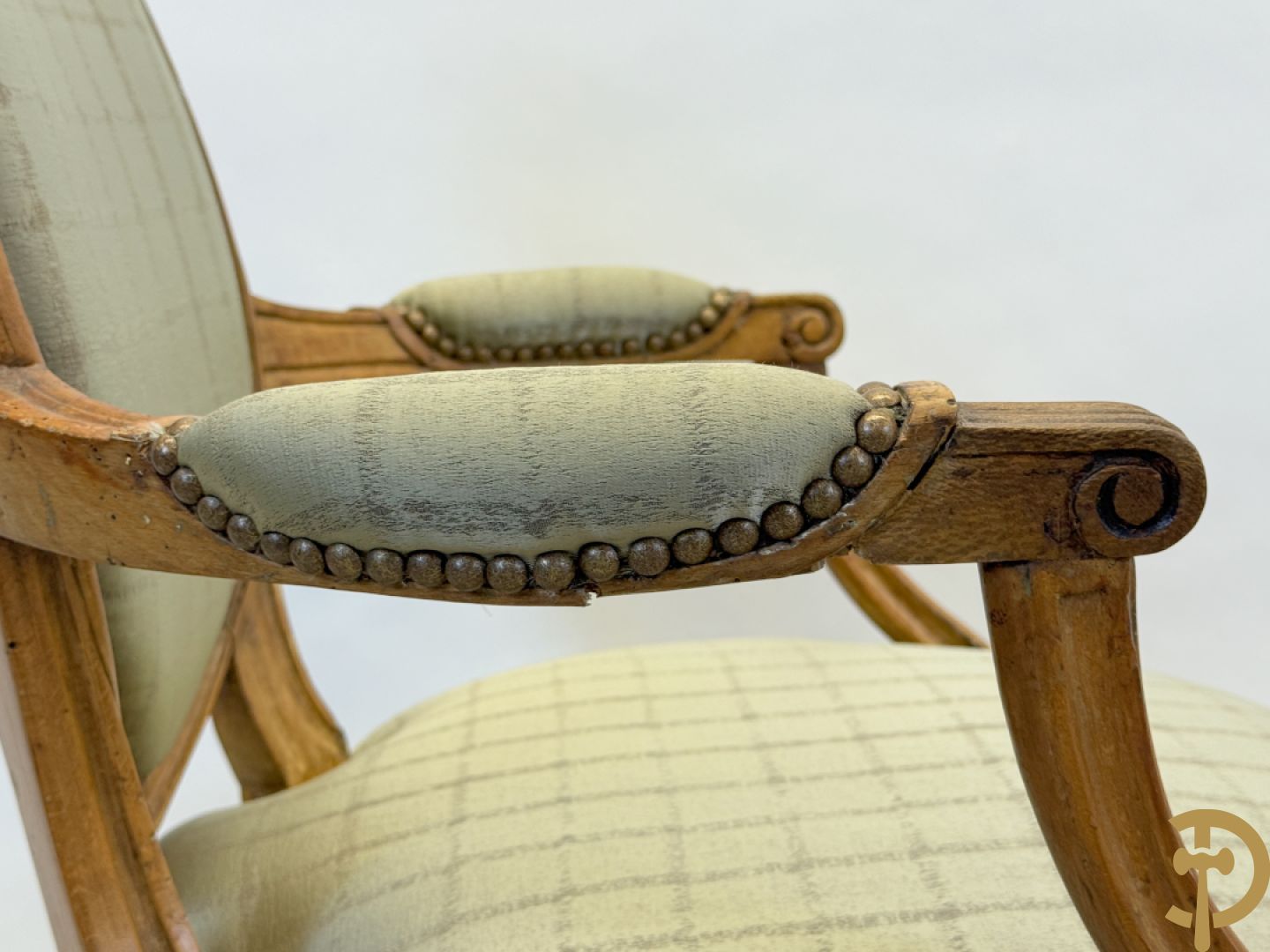 Paar Louis XVI stijl armzetels met ovale medaillon - op gecanneleerde poten