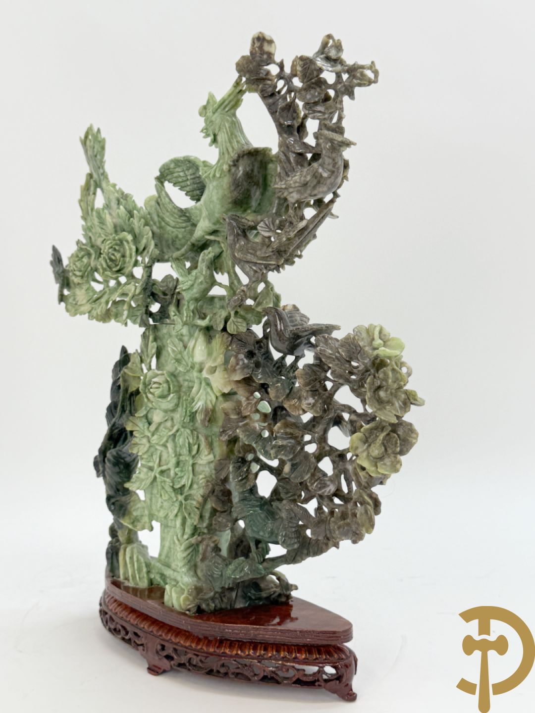Chinese handgesculpteerde sculptuur in speksteen met amfoor, bloemen en vegelmotieven (tweedelig)