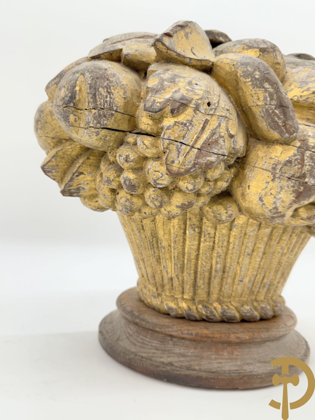 Gesculpteerd houten ornament van bloemen in korf