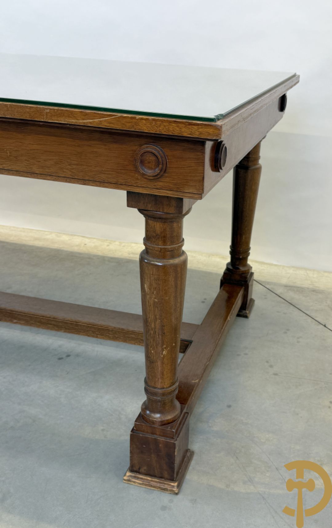 Notelaren tafel met glazen blad op vier ballustervormige poten - bezet met bollen op de zijkant