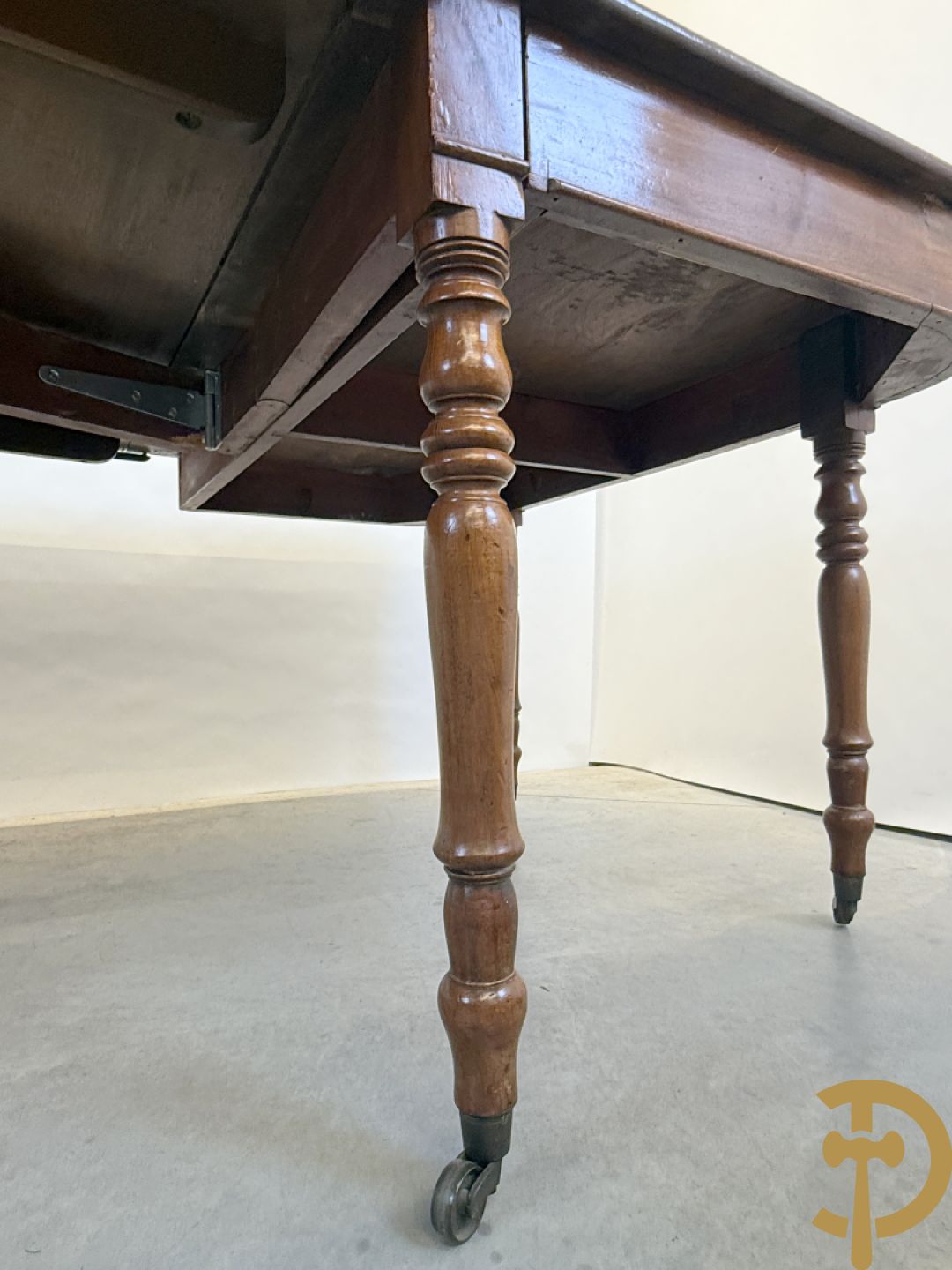 Engelse mahoniehouten tafel op 8 ballusterpoten (met 2 verlengstukken)
