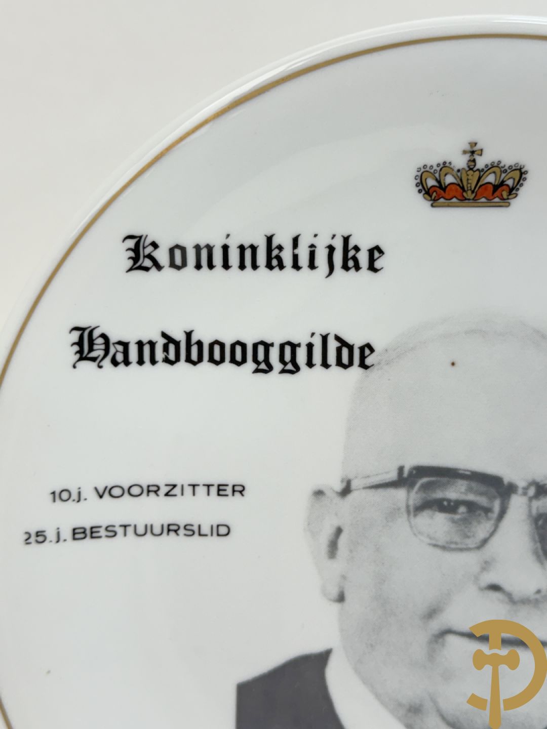 Acht porseleinen borden van boogschuttersgildes