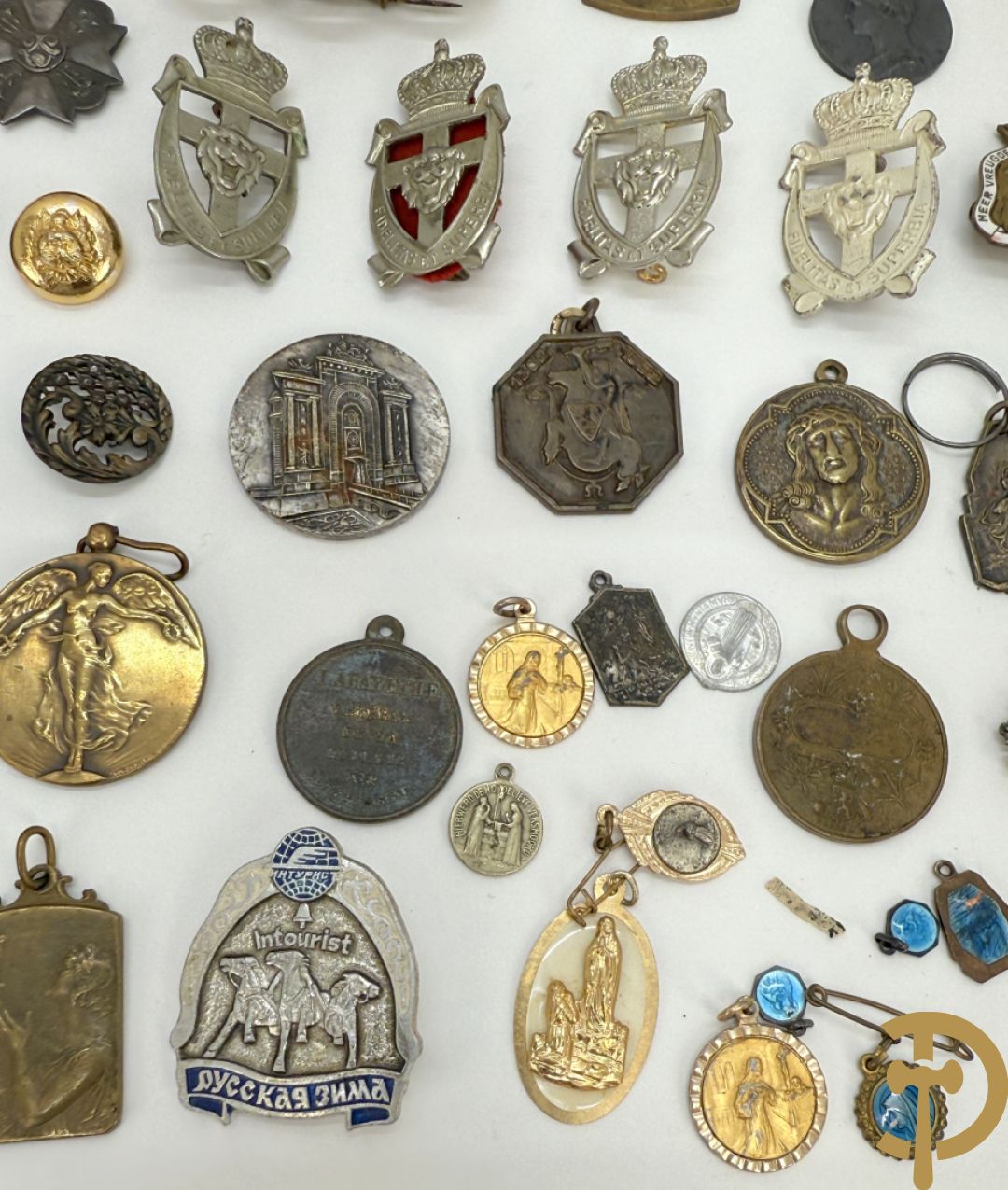 Lot insignes en medailles