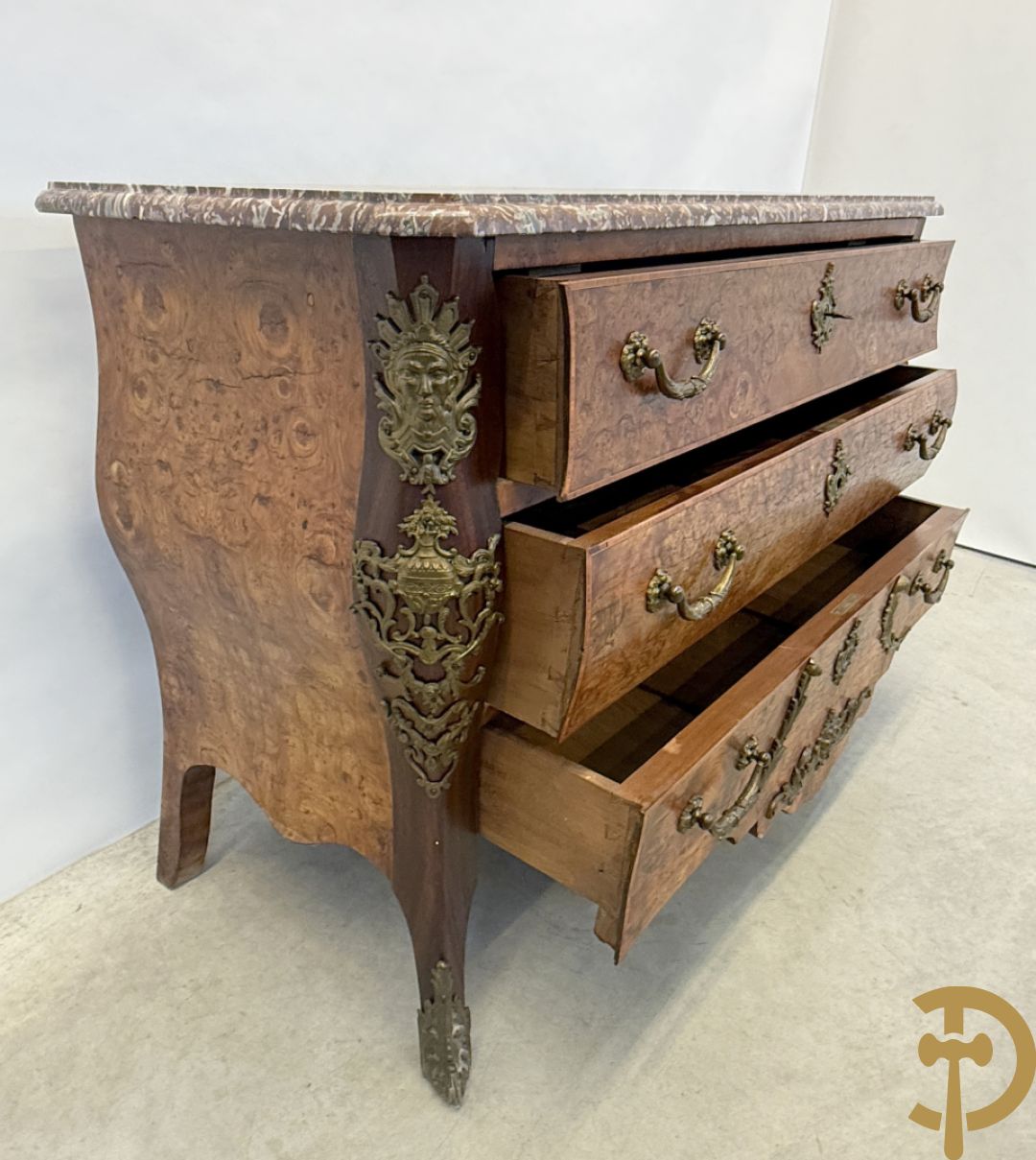 Wortelnotehouten drieladencommode met bronsbeslag van mazarinkoppen en accanthusranken, bovenaan met rood geaderd marmeren blad