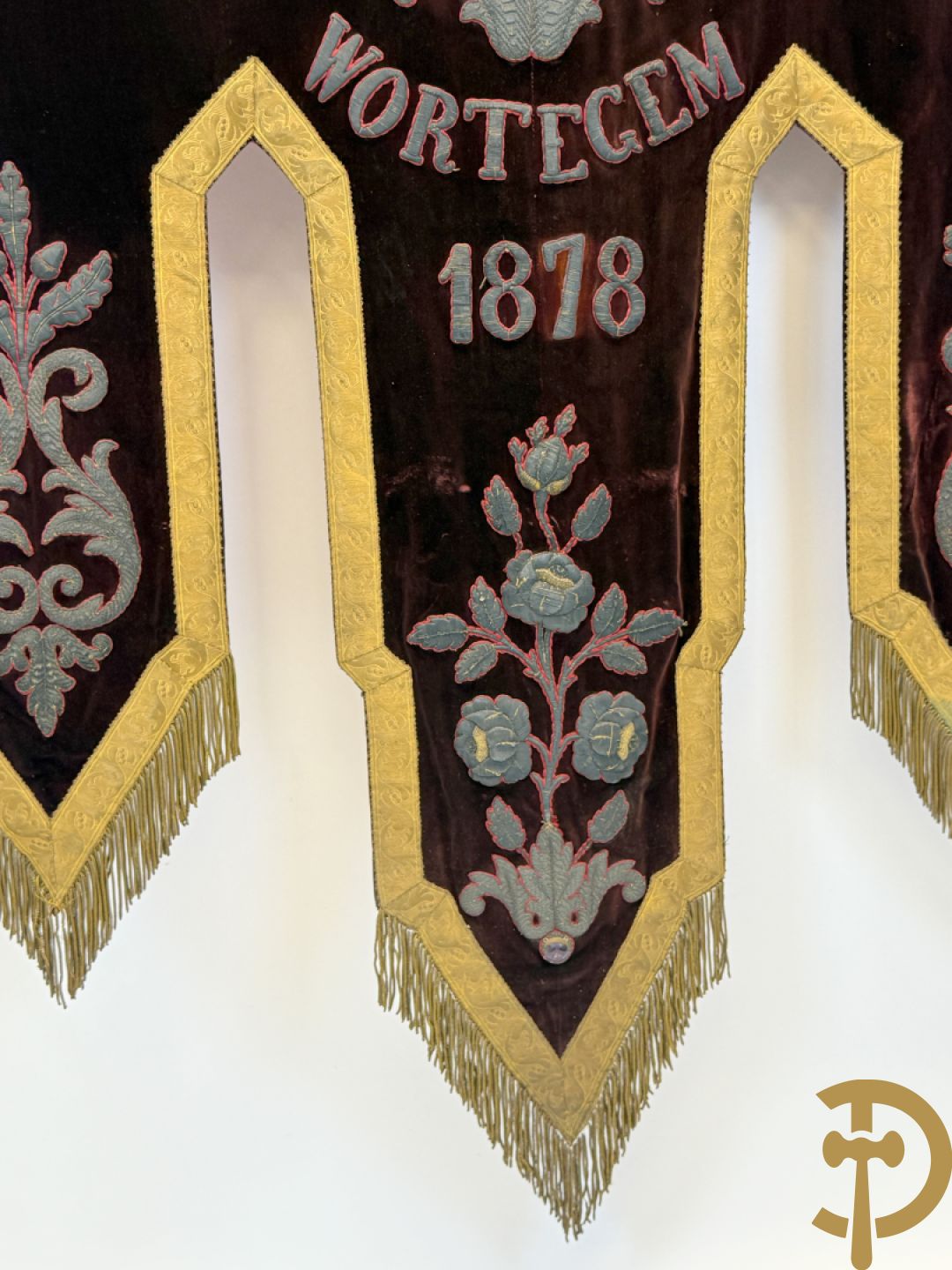 Processiebannier met bordeaux vaandel bezet met goudbrocaat van accanthusranken, Wortegem 1878, centraal handbeschilderd medaillon met voorstelling van Franciscus Xaverius - gehouden door verguld houtgesculpteerd ornament