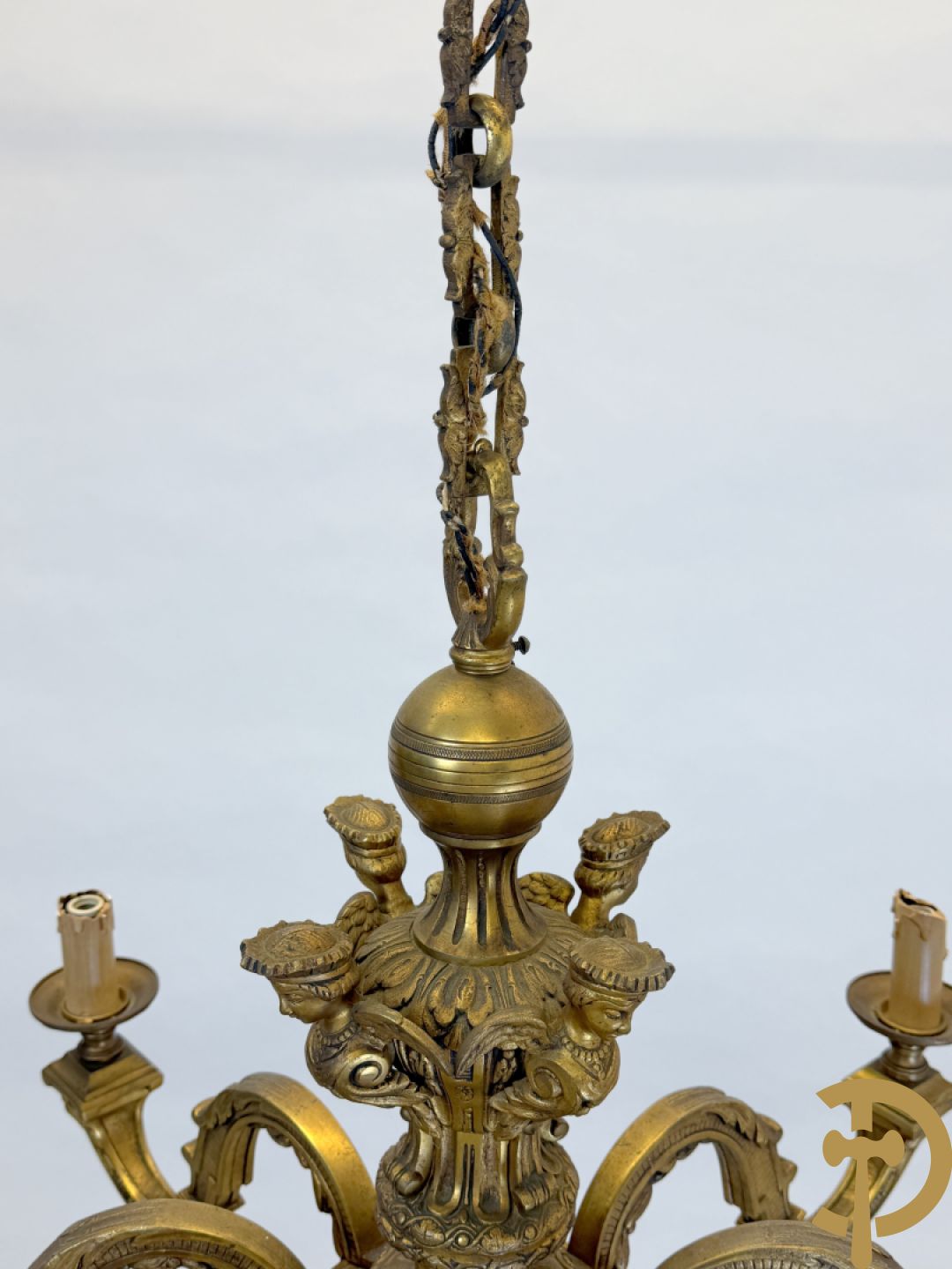 Bronzen achtarmige mazarin luchter met ridderhoofden en accanthusranken