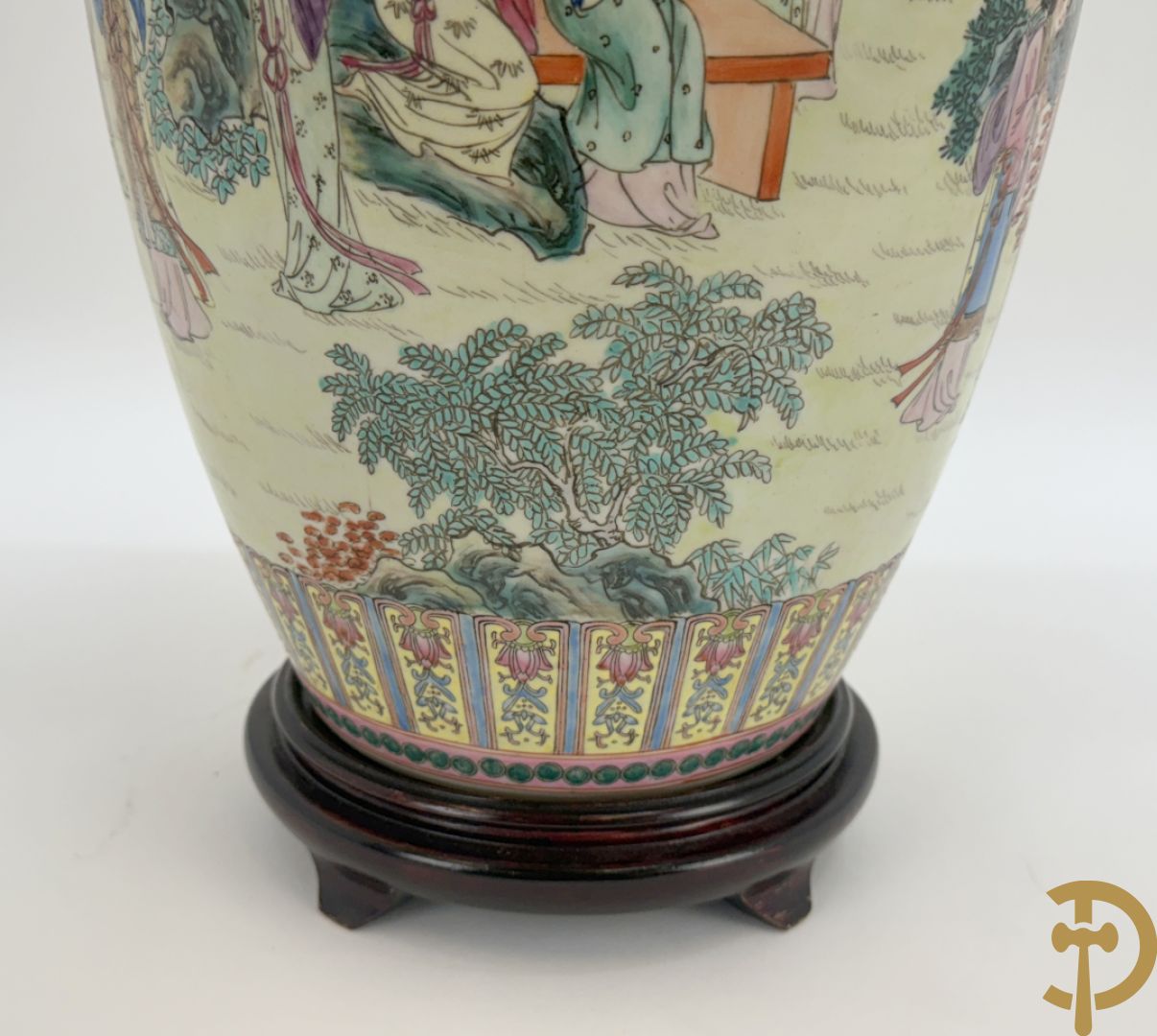 Chinese porseleinen vaas met geanimeerd decor van dames in tempels en landschap - omgebouwd als lampadaire
