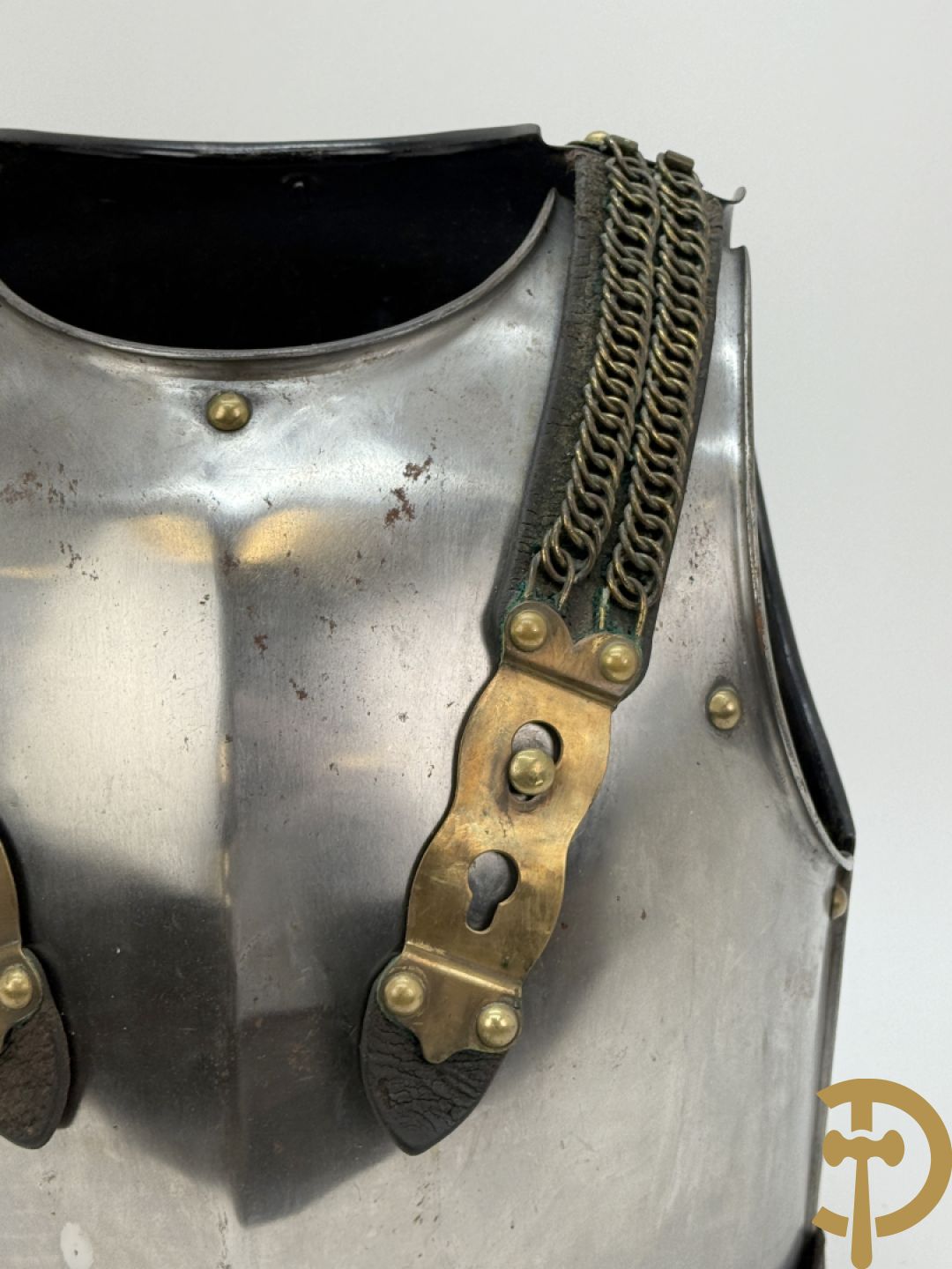 Frans metalen borststuk/ kuras voor de cavalerie met lederen riem en koperen stukken, Manufacture de Klingenthal 1828, 19e