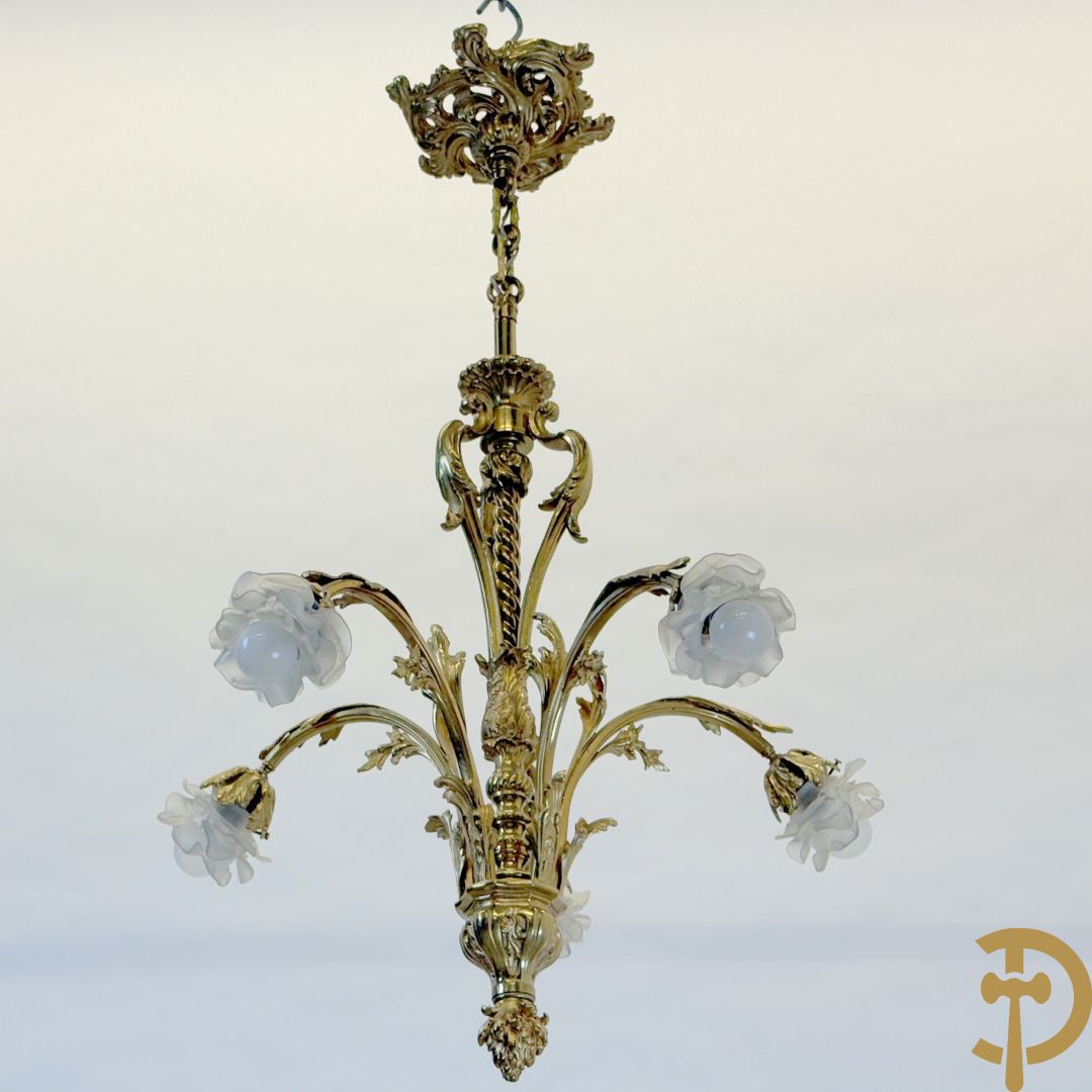 Vijfarmige luchter bezet met roosjes, Louis XV stijl bezet met accanthusranken