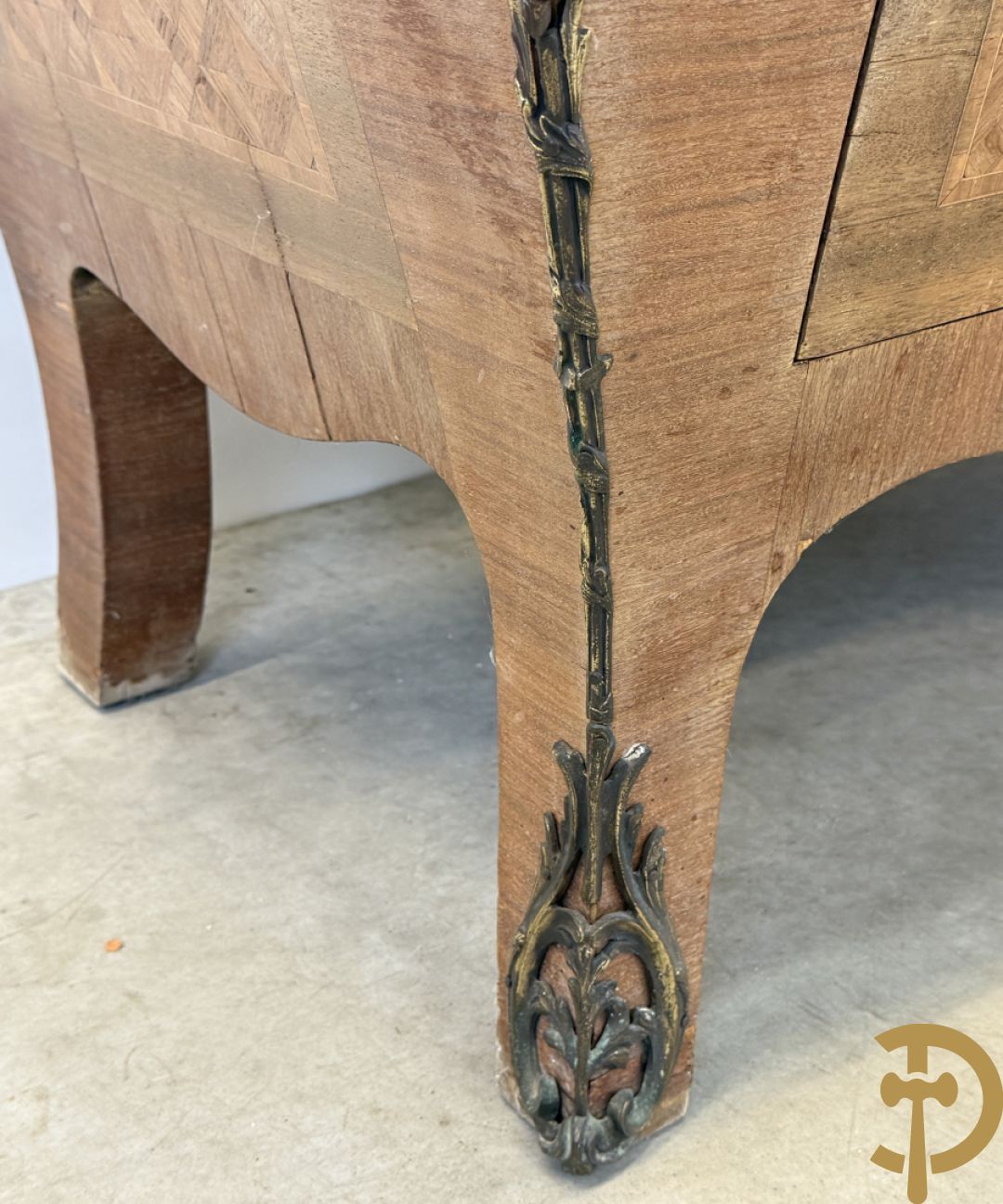 Notelaren gemarketteerde en gegalbeerde drieladencommode bezet met bronsbeslag en geaderd marmeren blad