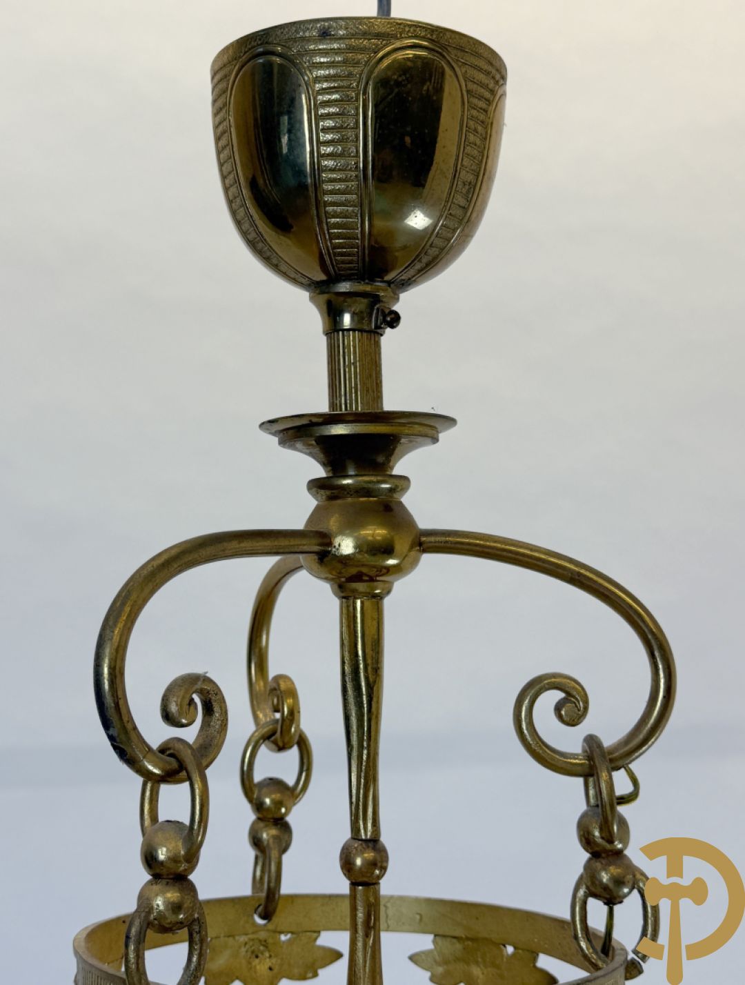 Bronzen zesarmige Art Deco luchter met centrale coupe
