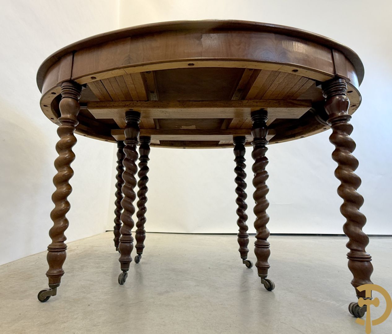 Massieve mahoniehouten Charles X tafel op 8 getorste en gespiegelde poten, midden 19e
