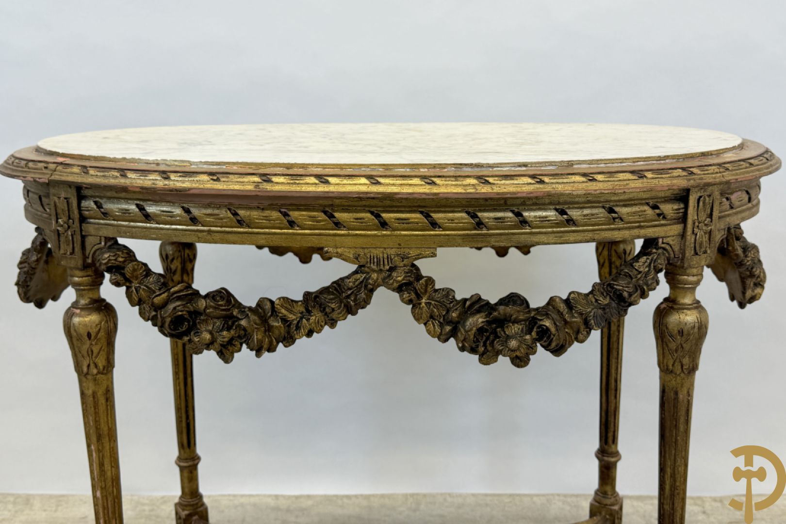 Ovale vergulde bijzettafel, Louis XVI stijl, met bloemenguirlandes, canage en marmeren blad