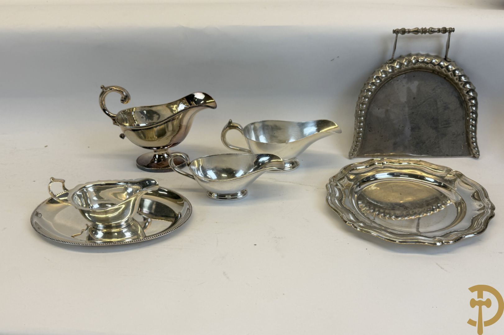 Lot verzilverde schalen, toasthouders, saucières en coupes