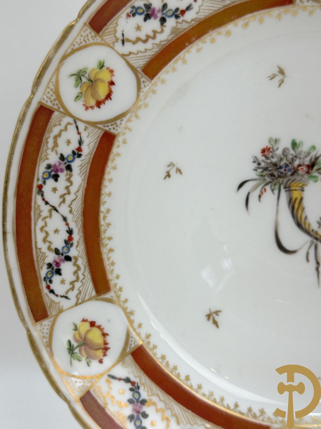 Frans porseleinen bord met decor van hoorn des overvloeds 
