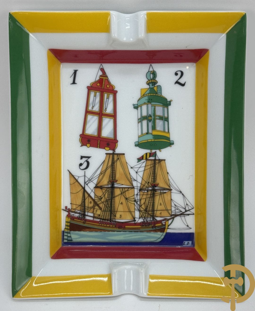 Twee porseleinen asbakken met afbeelding maquette van boot, Hermes Paris made in France getekend