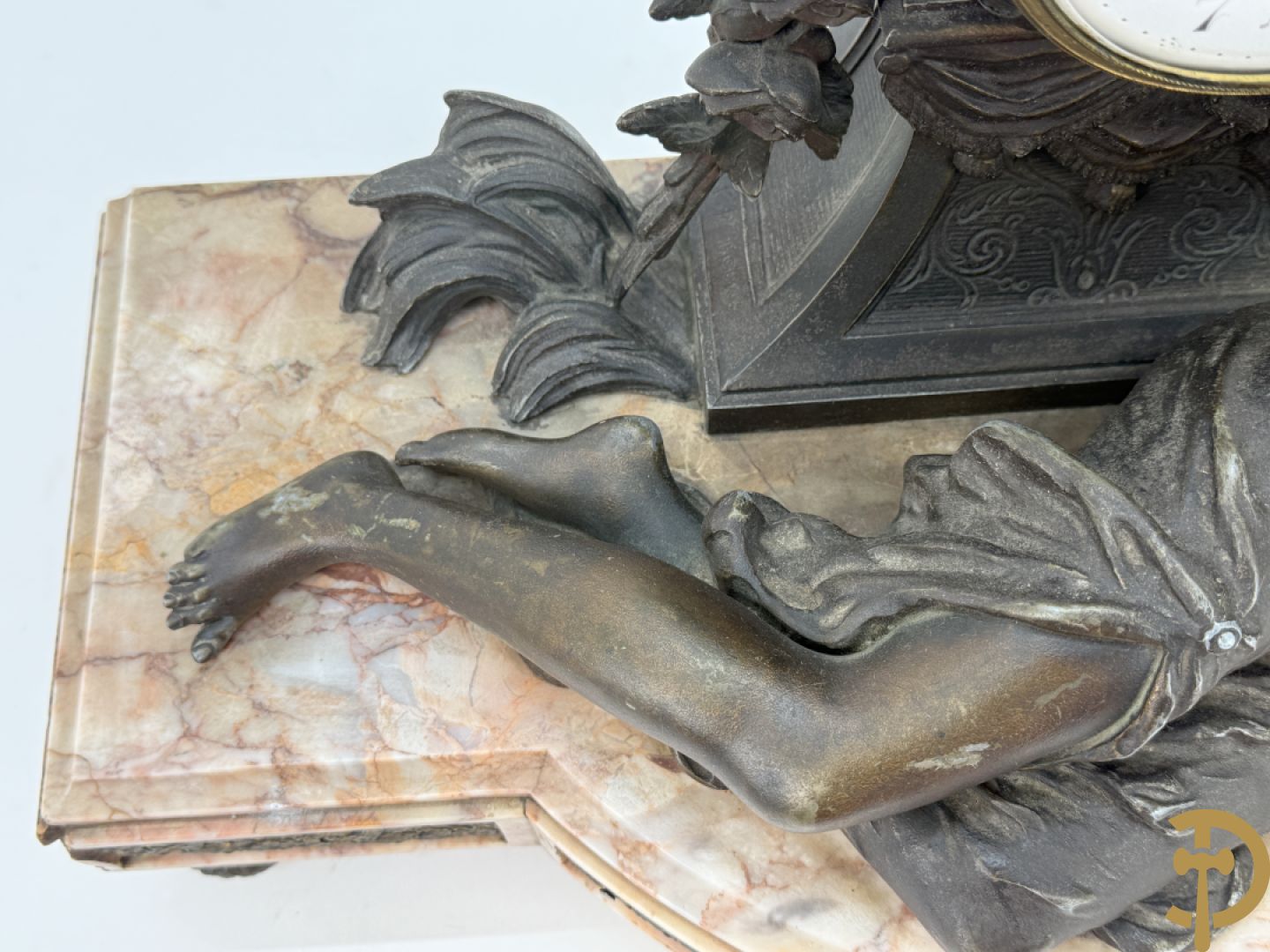 Driedelige kunstbronzen garnituur bestaande uit klok met liggende dame met amfoor op marmeren basis, geflankeerd door paar cassolettes met cupido