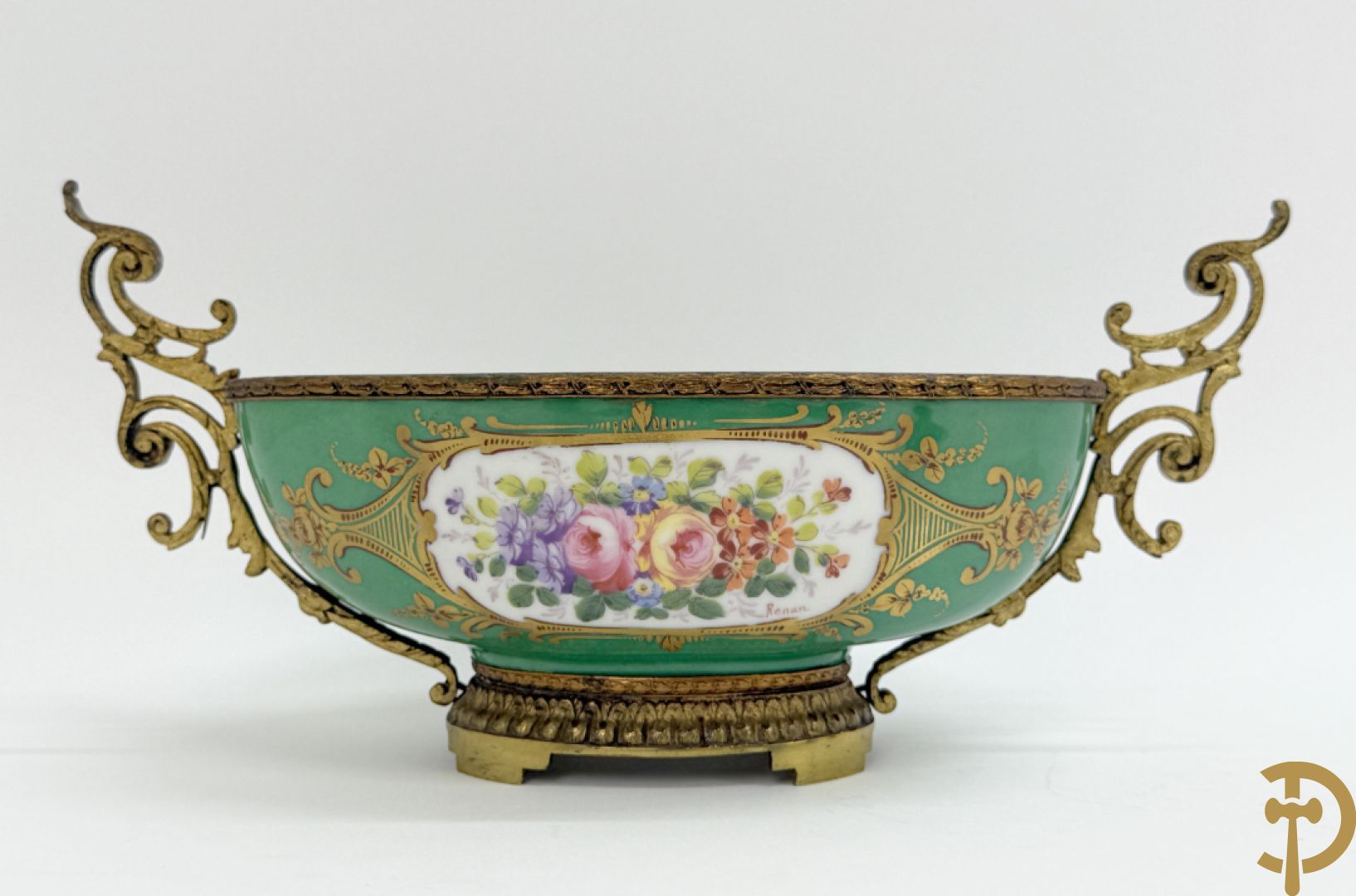 Sèvres cachepot met dubbel decor van handbeschilderde romantische dames en bloemendecor + cachepot in Frans porselein met bloemendecor gevat in bronzen houder + Limoges medici vaas met zwanehalzen