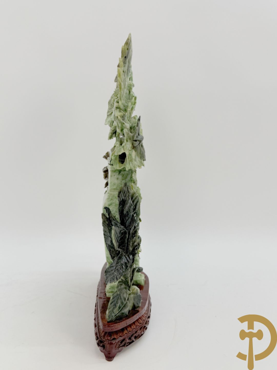 Chinese handgesculpteerde sculptuur in speksteen met amfoor, bloemen en vegelmotieven (tweedelig)