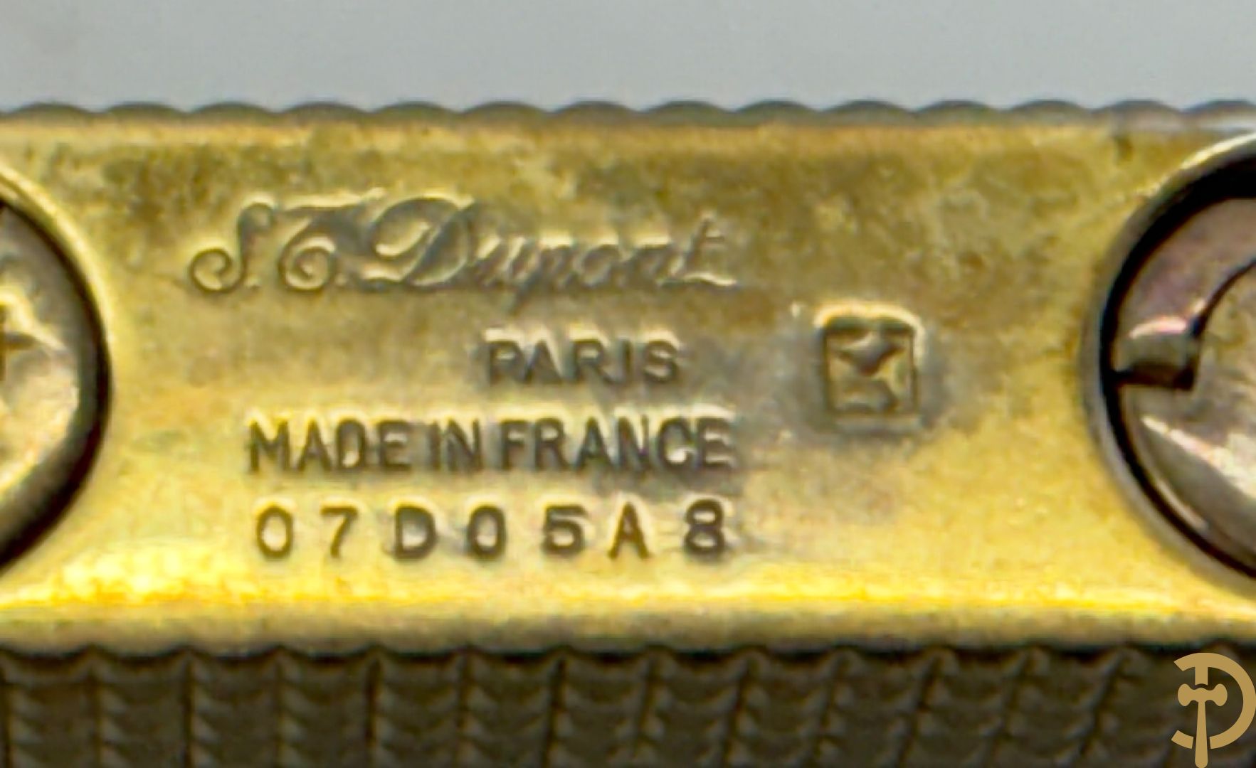Vergulde aansteker S.T. Dupont met lijn en bandmotief serienummer "07D05A8" - in etui