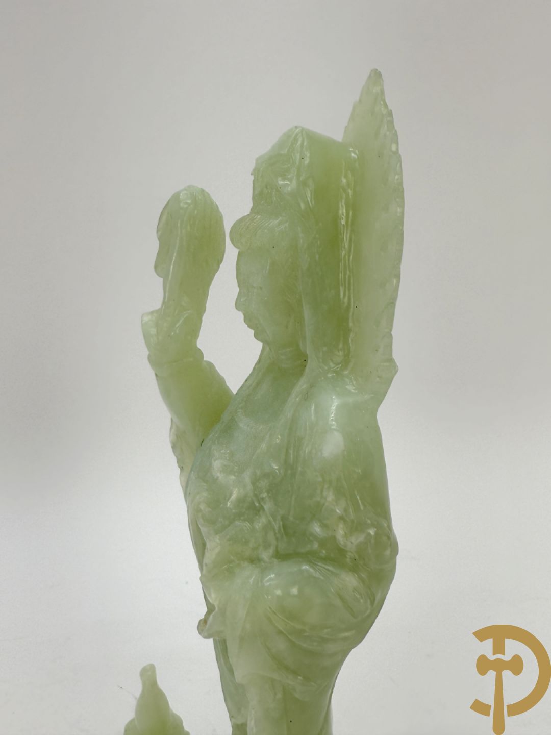 Jadeiet sculptuur van boedhistisch figuur + jadeiet wijsgeer met perziken + geisha in jadeiet