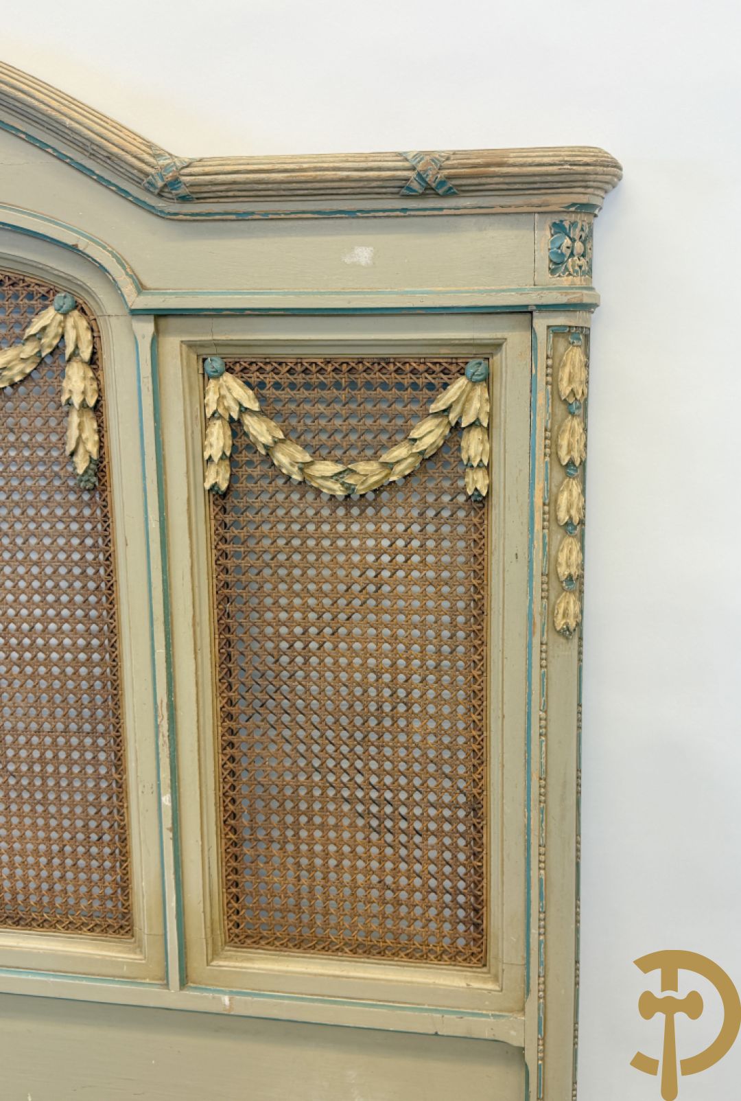 Gepatineerd Louis XVI bed met cannage en guirlandes + 2 muurconsoles met cannage en marmeren blad