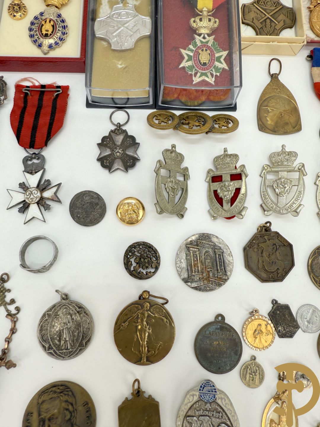 Lot insignes en medailles