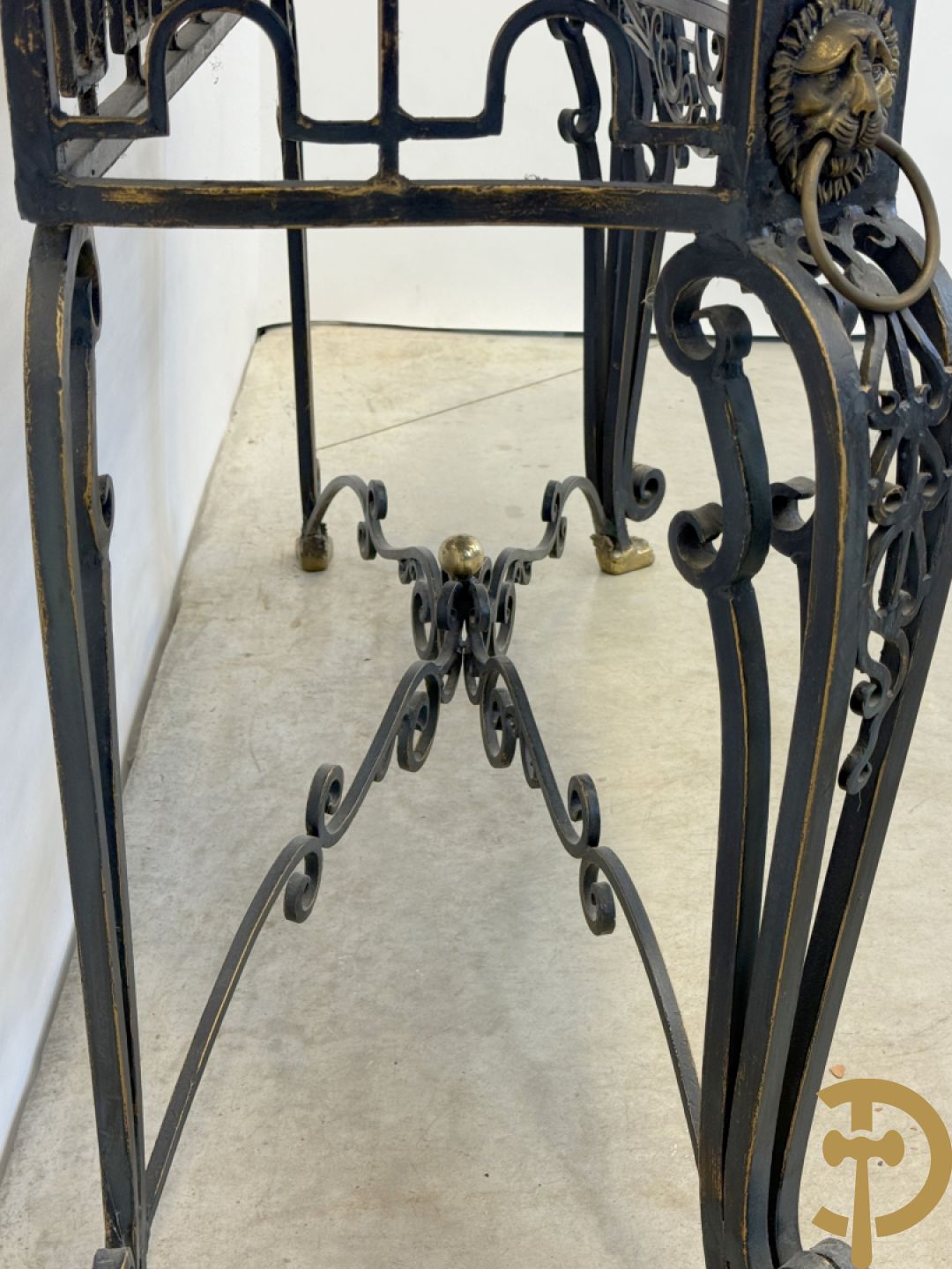 Gepatineerde smeedijzeren wandconsole met marmeren blad met inleg, op voluutvormige poten