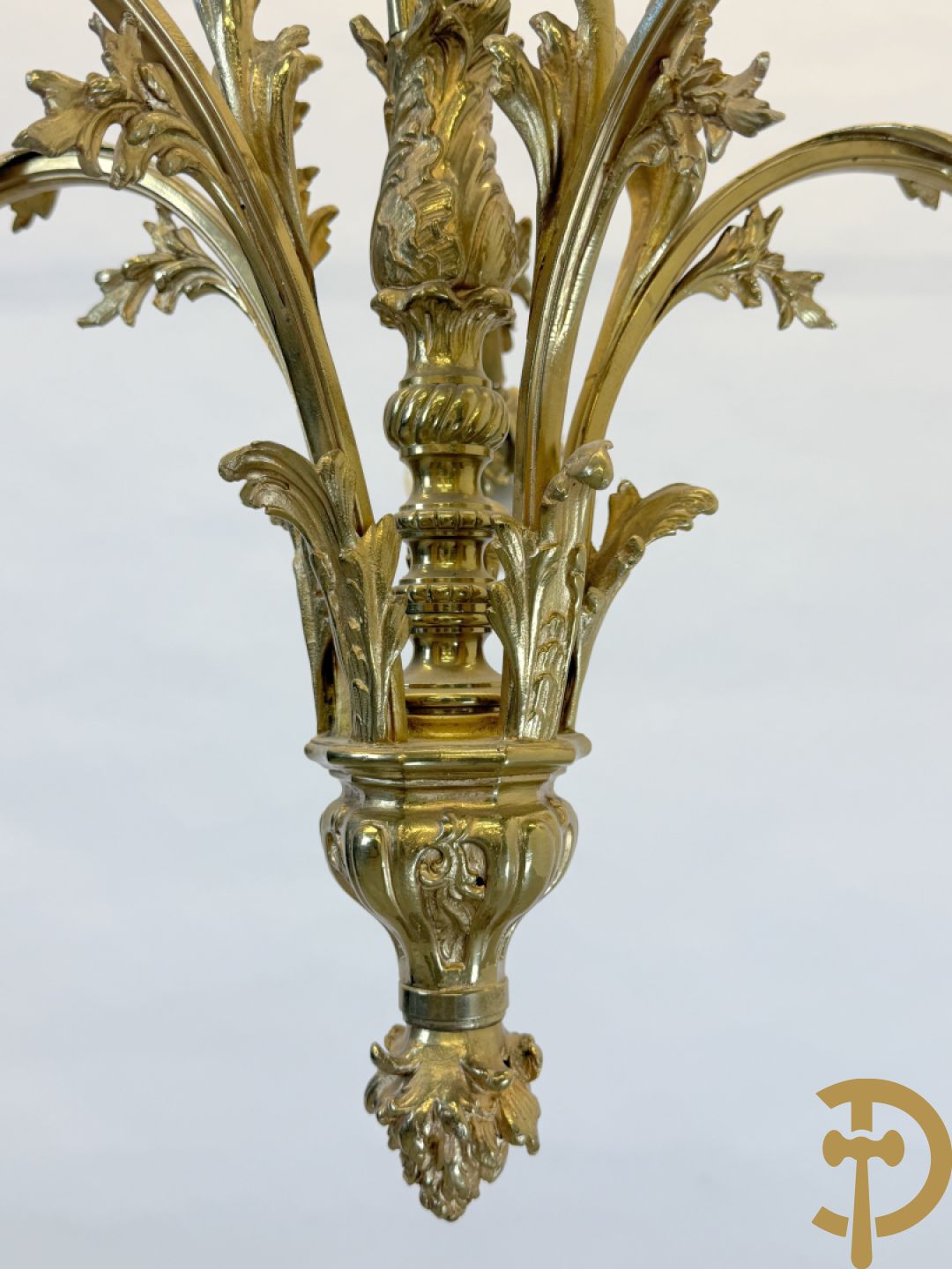 Vijfarmige luchter bezet met roosjes, Louis XV stijl bezet met accanthusranken