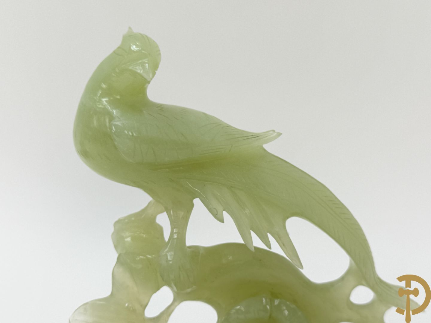 Drie handgesculpteerde Aziatische vogels met bloemenmotieven in jadeiet + klein haantje in jadeiet