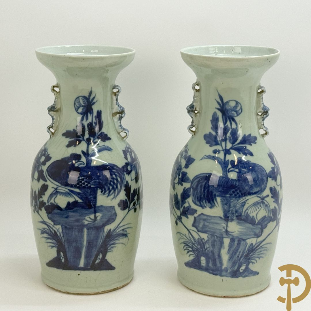 Paar Chinese porseleinen blauw/wit vazen met bloemendecor
