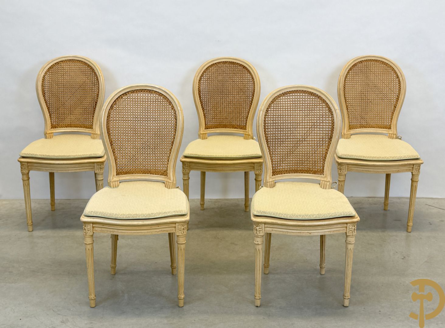 Ronde tafel met houtgesculpteerde korenaren, deels verguld, en glazen blad + 5 bijhorende Louis XVI stoelen met gecanneerde rug en zitting