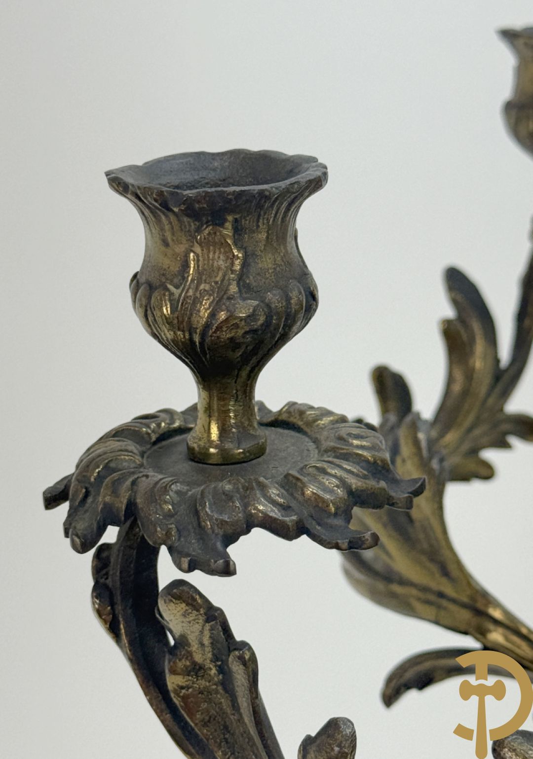 Driedelige koperen garnituur bestaande uit middenstuk bezet met amfoor en paar kandelaars , Louis XV stijl